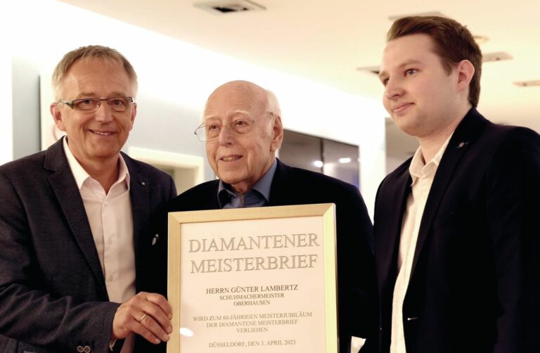 Große Ehre: 2023 wurde Günter Lambertz (Mitte), dem Enkel des Firmengründers, der Diamantene Meisterbrief verliehen. (Foto: Redaktion)
