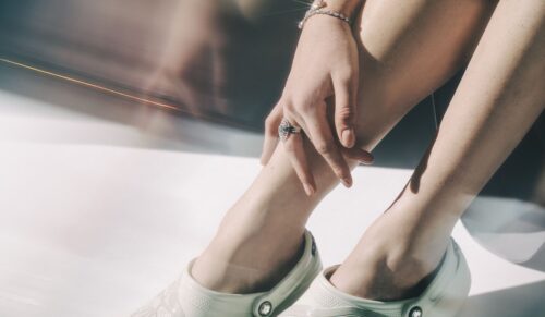 Glitzerndes Duo: Crocs trifft auf Swarovski (Foto: Crocs)