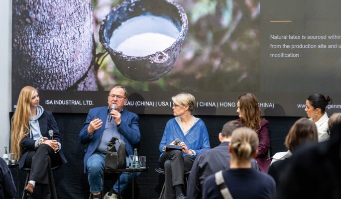 Diskutierten auf der ILM über die Zukunft von biobasierten Materialien (v.l.): Sabrina Kliese (Revoltech), Tom Schneider (ISA Tan Tec), Cornelia Wittke (Ecovative), Melina Bucher und Moderatorin Cheryll Mühlen (Foto: Messe Offenbach/ILM/Esra Klein)