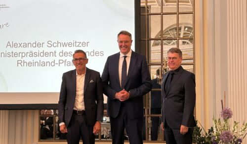 Der HDS/L-Vorsitzende Carl-August Seibel, der rheinland-pfälzische Ministerpräsident Alexander Schweitzer und der HDS/L-Hauptgeschäftsführer Manfred Junkert (Foto: Redaktion)