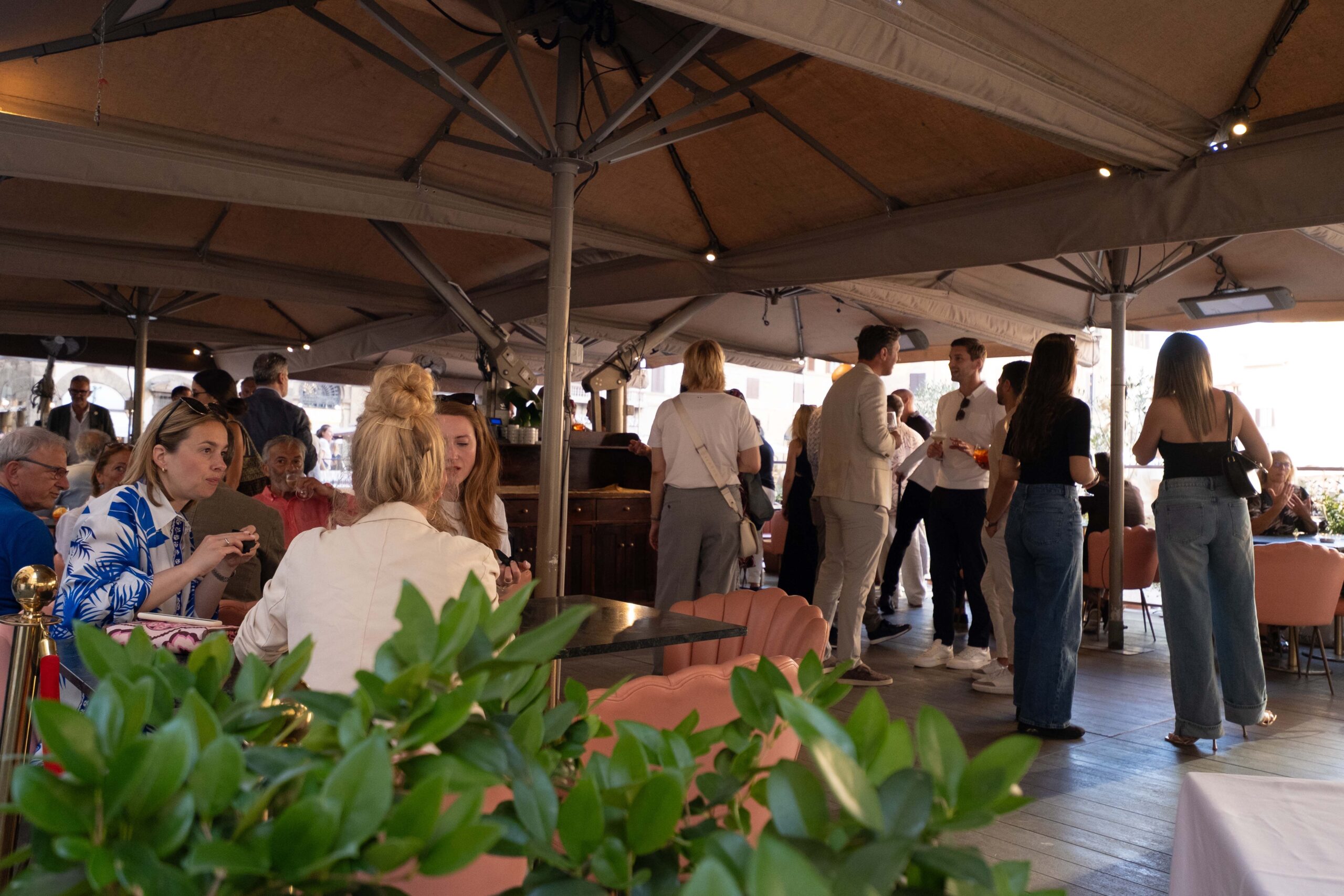 Bugatti-Event in Florenz: Entspanntes Get-Together vor dem Rivoire (Foto: Tomato Agency)