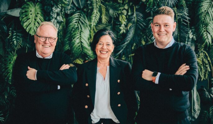 Erfolgreiches Team: Peter, Gisela und Louis Bödeker. Zur Familie gehören auch der zweitälteste Sohn Leon, der als Trendscout die passende Ware für die Sneakerstores findet, und Tochter Sophia, die in Tübingen Medizin studiert. (Foto: Bö Schuhe & Fashion.)