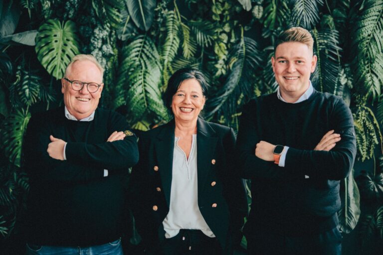 Erfolgreiches Team: Peter, Gisela und Louis Bödeker. Zur Familie gehören auch der zweitälteste Sohn Leon, der als Trendscout die passende Ware für die Sneakerstores findet, und Tochter Sophia, die in Tübingen Medizin studiert. (Foto: Bö Schuhe & Fashion.)