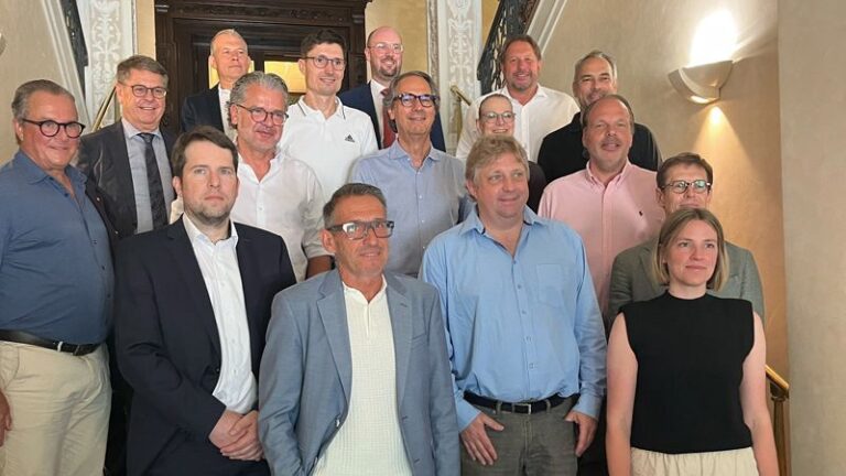 (von links oben nach unten): Ralph Rieker, Michael Huth, Carl-August Seibel, Manfred Junkert, Kai Moewes, Thomas Bauerfeind, Achim Bruder, Manuel Pauser, Harald Riess, Torben Schütz, Christiane Brunk, Stefan Markert, Georg Picard, Jan-Oliver Nannen, Stefan Blöchinger, Josefine Jost. Auf dem Foto fehlt HDS/L-Vorstandsmitglied Jens Beining (Wortmann). (Foto: HDS/L)