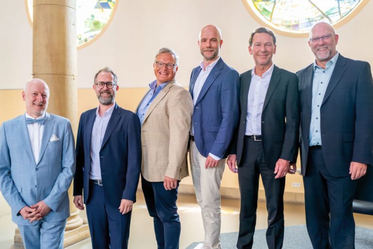 Der Aufsichtsrat und Vorstand der SABU eG von links: Lars Otto, Simon Tölle, Matthias Trautmann, Philipp Niemann, Rolf Wagner, Ulrich Rau (Foto: SABU Schuh-Verbund eG/Photojockey/Claudia Steinle)