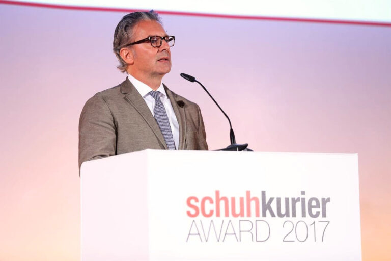 Stephan Krug bei der Laudatio für Lowa, die 2017 als bester Schuhhersteller ausgezeichnet wurden. (Foto: SABU) 